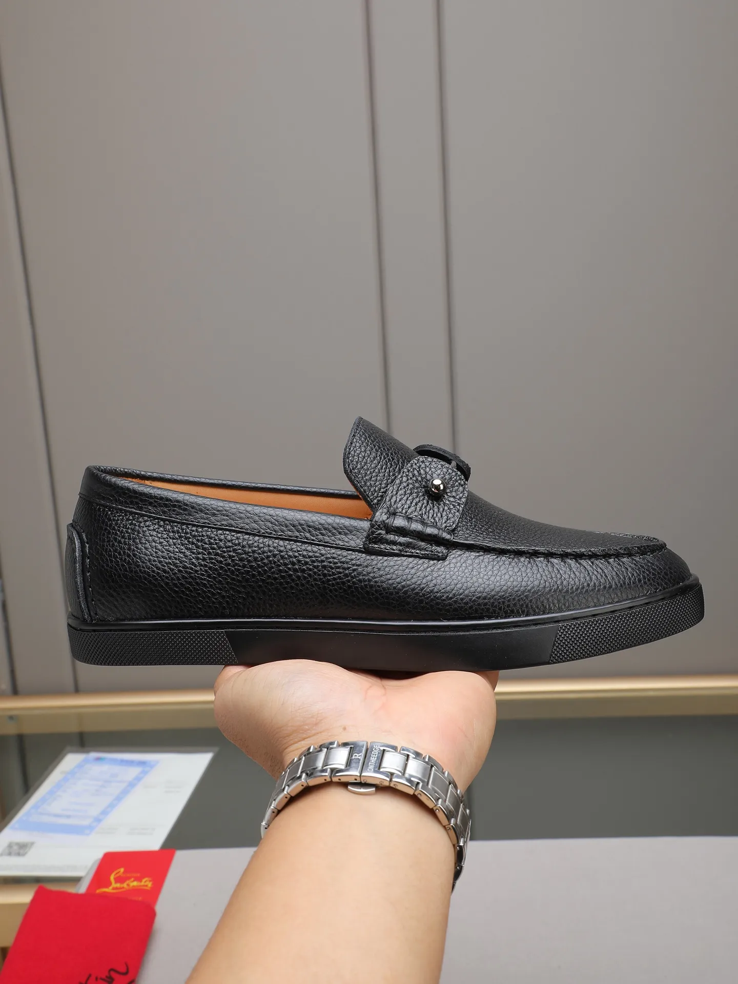 PP480 Christian Louboutin (red-soled shoes) Italian men's casual sneakers are shipped! Each pair of shoes from this Italian handmade shoe brand has a simple and classic design, which is very comfortable and versatile! The upper fabric of this shoe is made of imported cowhide, with high-end and comfortable cowhide lining! The outsole is made of original rubber bottom sheets and is lined with cowhide! Brand-specific mold-opening foot bed, exclusive private mold control! Original box packaging! 39 40 41 42 43 44 (38 45 46 customized)
